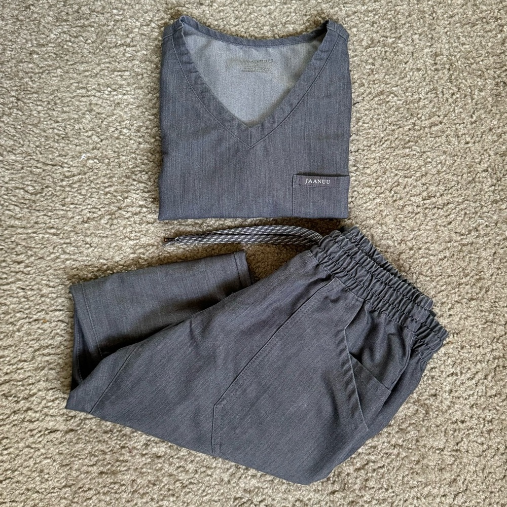 Jaanuu Scrub Set